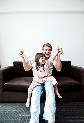 포토 JPG 전신 서양인 외국인 해외기획촬영 라이프스타일 여자 2011년태국 남자 딸 행복 어린이 포즈 의자 가족 안기 휴식 실내 사랑 웃음 사람 앉기 손짓 소녀 상반신 성인 두명 라이프 30대 소파 손들기 귀여움 만세 잠옷 자녀 아빠 즐거움 부녀 국내포토 옷 감정 가구 컨셉 관계 모션 표정 인종 내부 생활 장년 파일형식