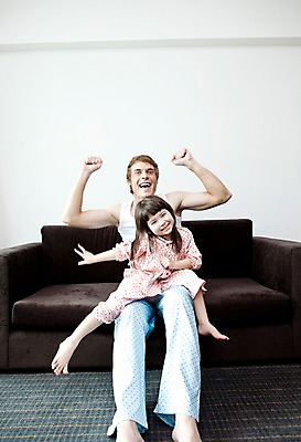 포토 JPG 전신 서양인 외국인 해외기획촬영 라이프스타일 여자 2011년태국 남자 딸 행복 어린이 포즈 의자 가족 안기 휴식 실내 사랑 웃음 사람 앉기 손짓 소녀 상반신 성인 두명 라이프 30대 소파 손들기 귀여움 잠옷 자녀 아빠 즐거움 부녀 국내포토 옷 감정 가구 컨셉 관계 모션 표정 인종 내부 생활 장년 파일형식