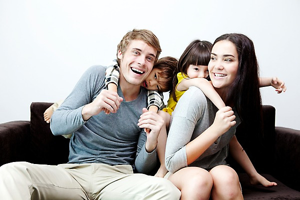 포토 JPG 서양인 외국인 해외기획촬영 라이프스타일 여자 2011년태국 남자 딸 행복 아들 어린이 포즈 거실 의자 가족 놀이 엄마 실내 사랑 웃음 사람 앉기 소녀 소년 여러명 상반신 성인 라이프 30대 소파 귀여움 자녀 체험 아빠 즐거움 가정학습 국내포토 교육 감정 가구 다수 컨셉 관계 모션 표정 인종 내부 생활 장년 파일형식