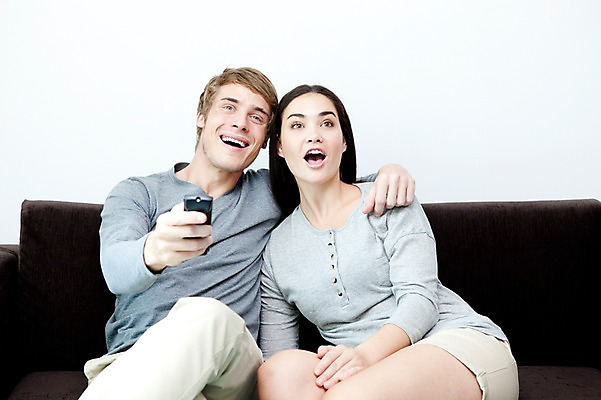 포토 JPG 서양인 외국인 해외기획촬영 라이프스타일 부부 커플 여자 2011년태국 남자 행복 포즈 거실 의자 모션 휴식 실내 사랑 미소 웃음 들기 사람 앉기 상반신 성인 두명 라이프 30대 소파 귀여움 리모컨 티비시청 장년만 성인만 국내포토 감정 가구 컨셉 관계 표정 인종 내부 생활 장년 시청_보고들음 파일형식