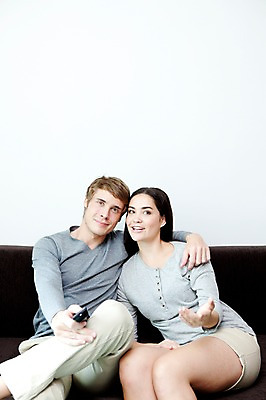 포토 JPG 서양인 외국인 해외기획촬영 라이프스타일 부부 커플 여자 2011년태국 남자 행복 포즈 거실 의자 모션 휴식 실내 사랑 미소 웃음 들기 사람 앉기 상반신 성인 두명 라이프 30대 소파 귀여움 리모컨 티비시청 장년만 성인만 국내포토 감정 가구 컨셉 관계 표정 인종 내부 생활 장년 시청_보고들음 파일형식