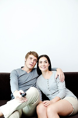 포토 JPG 서양인 외국인 해외기획촬영 라이프스타일 부부 커플 여자 2011년태국 남자 행복 포즈 거실 의자 모션 휴식 실내 사랑 미소 웃음 들기 사람 앉기 상반신 성인 두명 라이프 30대 소파 귀여움 리모컨 티비시청 장년만 성인만 국내포토 감정 가구 컨셉 관계 표정 인종 내부 생활 장년 시청_보고들음 파일형식