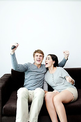 포토 JPG 서양인 외국인 해외기획촬영 라이프스타일 부부 커플 여자 2011년태국 남자 행복 포즈 거실 의자 모션 휴식 실내 사랑 들기 사람 앉기 상반신 성인 두명 라이프 30대 소파 귀여움 리모컨 즐거움 티비시청 장년만 성인만 국내포토 감정 가구 컨셉 관계 인종 내부 생활 장년 시청_보고들음 파일형식