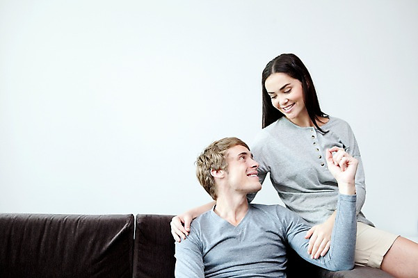 포토 JPG 서양인 외국인 해외기획촬영 라이프스타일 부부 커플 여자 2011년태국 남자 행복 포즈 거실 의자 모션 휴식 실내 사랑 미소 웃음 사람 앉기 상반신 성인 두명 라이프 30대 소파 귀여움 장년만 성인만 국내포토 감정 가구 컨셉 관계 표정 인종 내부 생활 장년 파일형식