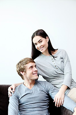 포토 JPG 서양인 외국인 해외기획촬영 라이프스타일 부부 커플 여자 2011년태국 남자 행복 포즈 거실 의자 모션 휴식 실내 사랑 미소 웃음 사람 앉기 상반신 성인 두명 라이프 30대 소파 귀여움 장년만 성인만 국내포토 감정 가구 컨셉 관계 표정 인종 내부 생활 장년 파일형식