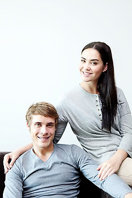 포토 JPG 서양인 외국인 해외기획촬영 라이프스타일 부부 커플 여자 2011년태국 남자 행복 포즈 거실 의자 모션 휴식 실내 사랑 미소 웃음 사람 앉기 상반신 성인 두명 라이프 30대 소파 귀여움 장년만 성인만 국내포토 감정 가구 컨셉 관계 표정 인종 내부 생활 장년 파일형식