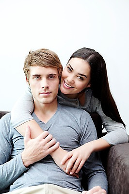 포토 JPG 서양인 외국인 해외기획촬영 라이프스타일 부부 커플 여자 2011년태국 남자 행복 포즈 거실 의자 안기 모션 휴식 실내 사랑 미소 웃음 사람 앉기 상반신 성인 두명 라이프 30대 소파 귀여움 장년만 성인만 국내포토 감정 가구 컨셉 관계 표정 인종 내부 생활 장년 파일형식