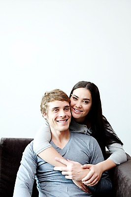 포토 JPG 서양인 외국인 해외기획촬영 라이프스타일 부부 커플 여자 2011년태국 남자 행복 포즈 거실 의자 안기 모션 휴식 실내 사랑 미소 웃음 사람 앉기 상반신 성인 두명 라이프 30대 소파 귀여움 장년만 성인만 국내포토 감정 가구 컨셉 관계 표정 인종 내부 생활 장년 파일형식