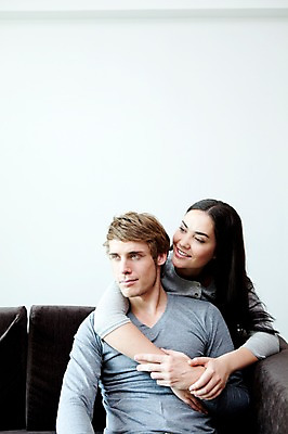 포토 JPG 서양인 외국인 해외기획촬영 라이프스타일 부부 커플 여자 2011년태국 남자 행복 포즈 거실 의자 안기 모션 휴식 실내 사랑 사람 앉기 상반신 성인 두명 라이프 30대 소파 귀여움 장년만 성인만 국내포토 감정 가구 컨셉 관계 인종 내부 생활 장년 파일형식