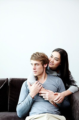 포토 JPG 서양인 외국인 해외기획촬영 라이프스타일 부부 커플 여자 2011년태국 남자 행복 포즈 거실 의자 안기 모션 휴식 실내 사랑 사람 앉기 상반신 성인 두명 라이프 30대 소파 귀여움 장년만 성인만 국내포토 감정 가구 컨셉 관계 인종 내부 생활 장년 파일형식