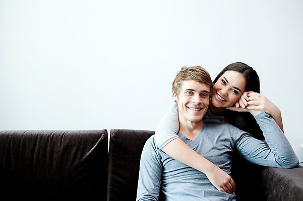 포토 JPG 서양인 외국인 해외기획촬영 라이프스타일 부부 커플 여자 2011년태국 남자 행복 포즈 거실 의자 안기 모션 휴식 실내 사랑 미소 웃음 사람 앉기 상반신 성인 두명 라이프 30대 소파 귀여움 장년만 성인만 국내포토 감정 가구 컨셉 관계 표정 인종 내부 생활 장년 파일형식