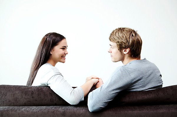 포토 JPG 서양인 외국인 해외기획촬영 라이프스타일 부부 커플 여자 2011년태국 남자 행복 포즈 거실 의자 모션 휴식 실내 사랑 미소 웃음 사람 앉기 상반신 성인 두명 라이프 30대 소파 귀여움 손잡기 장년만 성인만 국내포토 감정 가구 컨셉 관계 표정 인종 내부 생활 장년 파일형식