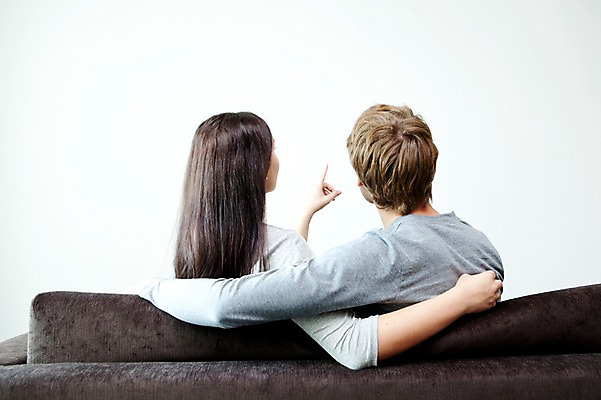 포토 JPG 서양인 외국인 해외기획촬영 라이프스타일 부부 커플 여자 2011년태국 남자 행복 포즈 거실 의자 안기 모션 휴식 실내 사랑 사람 앉기 손짓 상반신 성인 두명 라이프 뒷모습 30대 소파 귀여움 가리킴 장년만 성인만 국내포토 감정 뷰포인트 가구 컨셉 관계 인종 내부 생활 장년 파일형식