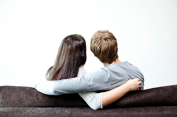 포토 JPG 서양인 외국인 해외기획촬영 라이프스타일 부부 커플 여자 2011년태국 남자 행복 포즈 거실 의자 안기 모션 휴식 실내 사랑 사람 앉기 상반신 성인 두명 라이프 뒷모습 30대 소파 귀여움 장년만 성인만 국내포토 감정 뷰포인트 가구 컨셉 관계 인종 내부 생활 장년 파일형식