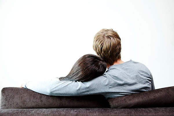 포토 JPG 서양인 외국인 해외기획촬영 라이프스타일 부부 커플 여자 2011년태국 남자 행복 포즈 거실 의자 모션 휴식 실내 사랑 사람 앉기 상반신 성인 두명 라이프 뒷모습 30대 소파 귀여움 기댐 장년만 성인만 국내포토 감정 뷰포인트 가구 컨셉 관계 인종 내부 생활 장년 파일형식