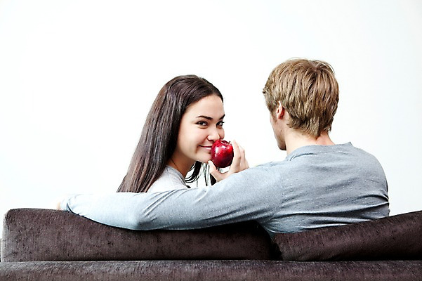 포토 JPG 서양인 외국인 해외기획촬영 라이프스타일 부부 커플 여자 2011년태국 남자 행복 포즈 거실 의자 과일 휴식 실내 사랑 들기 사람 앉기 상반신 성인 두명 라이프 뒷모습 30대 소파 귀여움 사과 장년만 성인만 국내포토 감정 뷰포인트 가구 컨셉 관계 모션 인종 내부 생활 장년 파일형식