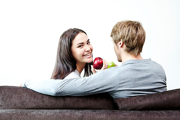 포토 JPG 서양인 외국인 해외기획촬영 라이프스타일 부부 커플 여자 2011년태국 남자 행복 포즈 거실 의자 과일 휴식 실내 사랑 웃음 들기 사람 앉기 상반신 성인 두명 라이프 뒷모습 30대 소파 귀여움 사과 장년만 성인만 국내포토 감정 뷰포인트 가구 컨셉 관계 모션 표정 인종 내부 생활 장년 파일형식