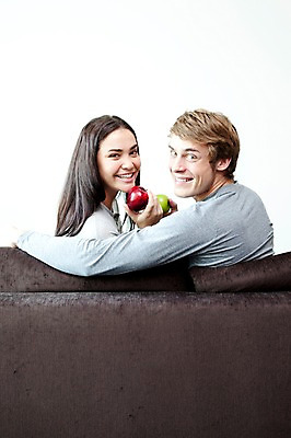 포토 JPG 서양인 외국인 해외기획촬영 라이프스타일 부부 커플 여자 2011년태국 남자 행복 포즈 거실 의자 과일 휴식 실내 사랑 웃음 들기 사람 앉기 상반신 성인 두명 라이프 30대 소파 귀여움 사과 장년만 성인만 국내포토 감정 가구 컨셉 관계 모션 표정 인종 내부 생활 장년 파일형식