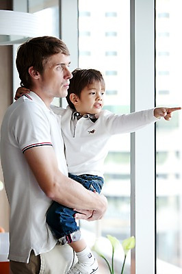 포토 JPG 서양인 외국인 해외기획촬영 라이프스타일 2011년태국 남자 행복 아들 어린이 포즈 창문 가족 안기 모션 휴식 실내 사랑 서기 사람 손짓 소년 상반신 성인 두명 라이프 30대 귀여움 자녀 가리킴 아빠 남자만 국내포토 감정 컨셉 관계 인종 내부 생활 장년 파일형식