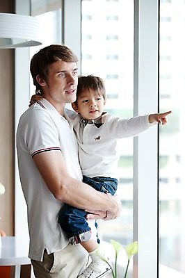 포토 JPG 서양인 외국인 해외기획촬영 라이프스타일 2011년태국 남자 행복 아들 어린이 포즈 창문 가족 안기 모션 휴식 실내 사랑 서기 사람 손짓 소년 상반신 성인 두명 라이프 30대 귀여움 자녀 가리킴 아빠 남자만 국내포토 감정 컨셉 관계 인종 내부 생활 장년 파일형식