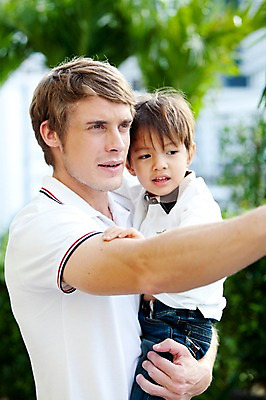 포토 JPG 서양인 외국인 나무 식물 해외기획촬영 라이프스타일 2011년태국 남자 행복 아들 어린이 포즈 가족 안기 휴식 사랑 서기 사람 손짓 소년 상반신 성인 두명 라이프 30대 귀여움 자녀 가리킴 아빠 남자만 국내포토 감정 컨셉 관계 모션 인종 생활 장년 파일형식