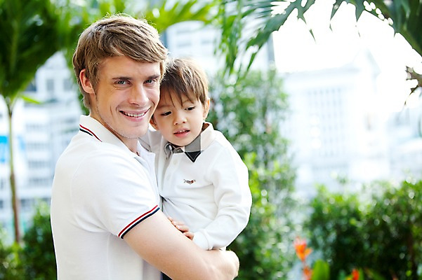 포토 JPG 서양인 외국인 나무 식물 해외기획촬영 라이프스타일 2011년태국 남자 행복 아들 어린이 포즈 가족 안기 휴식 사랑 서기 웃음 사람 소년 상반신 성인 두명 라이프 30대 귀여움 자녀 아빠 남자만 국내포토 감정 컨셉 관계 모션 표정 인종 생활 장년 파일형식