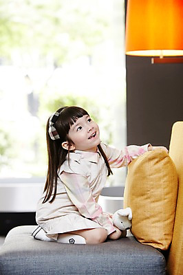 포토 JPG 전신 서양인 외국인 나무 식물 해외기획촬영 라이프스타일 여자 2011년태국 딸 어린이 인형 포즈 쿠션 의자 휴식 실내 한명 웃음 들기 사람 앉기 소녀 라이프 소파 장난감 자녀 여자만 여자한명만 어린이만 소녀한명만 국내포토 1 가구 컨셉 가족 모션 표정 인종 내부 생활 소녀만 파일형식