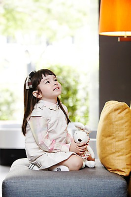 포토 JPG 전신 서양인 외국인 나무 식물 해외기획촬영 라이프스타일 여자 2011년태국 딸 어린이 인형 포즈 쿠션 의자 휴식 실내 한명 웃음 들기 사람 앉기 소녀 라이프 소파 장난감 자녀 여자만 여자한명만 어린이만 소녀한명만 국내포토 1 가구 컨셉 가족 모션 표정 인종 내부 생활 소녀만 파일형식