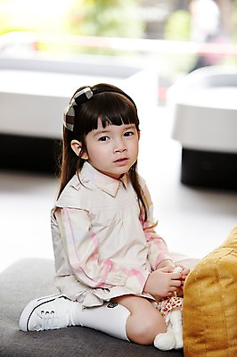 포토 JPG 전신 서양인 외국인 해외기획촬영 라이프스타일 여자 2011년태국 딸 어린이 인형 포즈 쿠션 의자 휴식 실내 한명 웃음 들기 사람 앉기 소녀 라이프 소파 장난감 자녀 여자만 여자한명만 어린이만 소녀한명만 국내포토 1 가구 컨셉 가족 모션 표정 인종 내부 생활 소녀만 파일형식