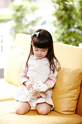 포토 JPG 전신 서양인 외국인 나무 식물 해외기획촬영 라이프스타일 여자 2011년태국 딸 어린이 인형 포즈 쿠션 의자 휴식 실내 한명 들기 사람 앉기 소녀 라이프 소파 장난감 자녀 여자만 여자한명만 어린이만 소녀한명만 국내포토 1 가구 컨셉 가족 모션 인종 내부 생활 소녀만 파일형식