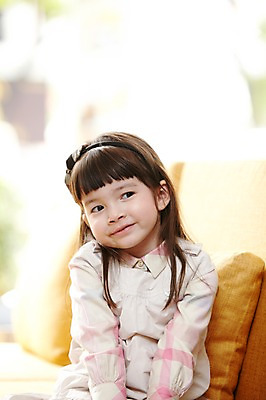 포토 JPG 서양인 외국인 해외기획촬영 라이프스타일 여자 2011년태국 딸 어린이 포즈 쿠션 의자 휴식 실내 한명 사람 앉기 소녀 상반신 라이프 소파 자녀 여자만 여자한명만 어린이만 소녀한명만 국내포토 1 가구 컨셉 가족 모션 인종 내부 생활 소녀만 파일형식