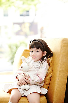 포토 JPG 서양인 외국인 해외기획촬영 라이프스타일 여자 2011년태국 딸 어린이 인형 포즈 쿠션 의자 휴식 실내 한명 사람 앉기 소녀 상반신 라이프 소파 장난감 자녀 여자만 여자한명만 어린이만 소녀한명만 국내포토 1 가구 컨셉 가족 모션 인종 내부 생활 소녀만 파일형식