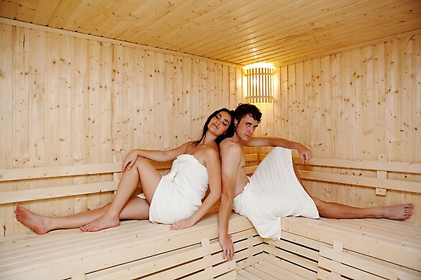 포토 JPG 전신 서양인 외국인 해외기획촬영 라이프스타일 부부 커플 여자 2011년태국 남자 행복 포즈 의자 모션 조명 실내 사랑 사람 앉기 성인 두명 라이프 30대 수건 귀여움 사우나 사우나실 장년만 성인만 국내포토 감정 가구 컨셉 관계 인종 내부 생활 장년 위생용품 파일형식