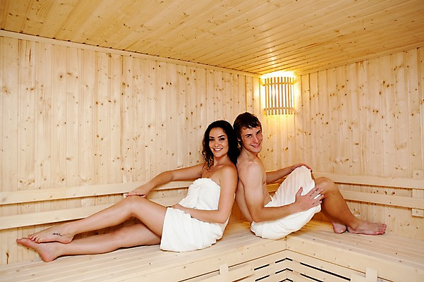 포토 JPG 전신 서양인 외국인 해외기획촬영 라이프스타일 부부 커플 여자 2011년태국 남자 행복 포즈 의자 모션 조명 실내 사랑 사람 앉기 성인 두명 라이프 30대 수건 귀여움 사우나 사우나실 장년만 성인만 국내포토 감정 가구 컨셉 관계 인종 내부 생활 장년 위생용품 파일형식