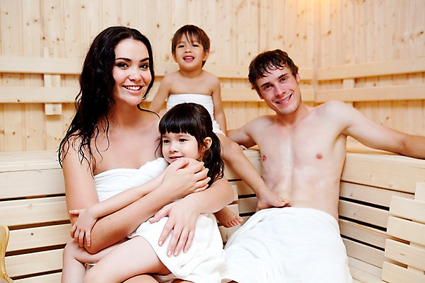 포토 JPG 서양인 외국인 해외기획촬영 라이프스타일 여자 2011년태국 남자 딸 행복 아들 어린이 포즈 의자 가족 안기 엄마 실내 사랑 웃음 사람 앉기 소녀 소년 여러명 상반신 성인 라이프 30대 수건 귀여움 자녀 아빠 즐거움 사우나 사우나실 국내포토 감정 가구 다수 컨셉 관계 모션 표정 인종 내부 생활 장년 위생용품 파일형식