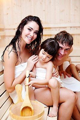 포토 JPG 서양인 외국인 해외기획촬영 라이프스타일 여자 2011년태국 남자 딸 행복 어린이 포즈 의자 가족 안기 엄마 실내 사랑 사람 앉기 소녀 여러명 상반신 성인 라이프 30대 수건 귀여움 자녀 아빠 물통 바가지 사우나 사우나실 국내포토 감정 가구 다수 컨셉 관계 모션 인종 내부 생활 장년 위생용품 파일형식