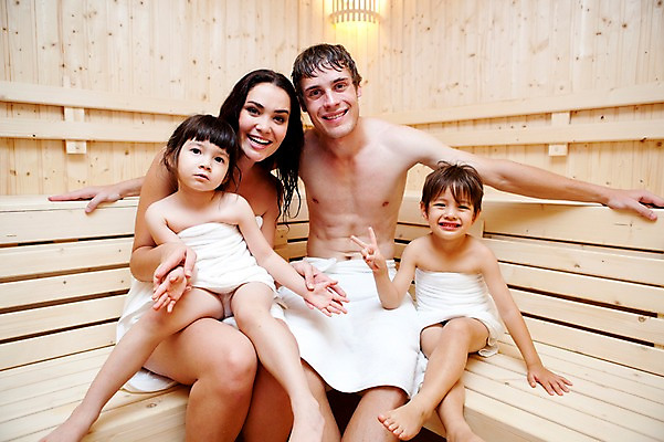 포토 JPG 서양인 외국인 해외기획촬영 라이프스타일 여자 2011년태국 남자 딸 행복 아들 어린이 포즈 의자 가족 안기 모션 엄마 조명 실내 사랑 미소 웃음 사람 앉기 소녀 소년 여러명 상반신 성인 라이프 30대 수건 귀여움 자녀 아빠 즐거움 사우나 사우나실 국내포토 감정 가구 다수 컨셉 관계 표정 인종 내부 생활 장년 위생용품 파일형식