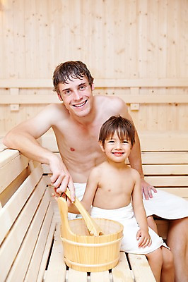 포토 JPG 서양인 외국인 해외기획촬영 라이프스타일 2011년태국 남자 행복 아들 어린이 포즈 의자 가족 실내 사랑 웃음 들기 사람 앉기 소년 상반신 성인 두명 라이프 30대 수건 귀여움 자녀 아빠 물통 즐거움 주걱 바가지 사우나 사우나실 남자만 국내포토 감정 가구 컨셉 관계 모션 주방용품 표정 인종 내부 생활 장년 위생용품 파일형식