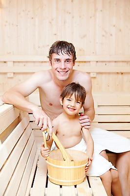 포토 JPG 서양인 외국인 해외기획촬영 라이프스타일 2011년태국 남자 행복 아들 어린이 포즈 의자 가족 실내 사랑 웃음 들기 사람 앉기 소년 상반신 성인 두명 라이프 30대 수건 귀여움 자녀 아빠 물통 즐거움 바가지 사우나 사우나실 남자만 국내포토 감정 가구 컨셉 관계 모션 표정 인종 내부 생활 장년 위생용품 파일형식