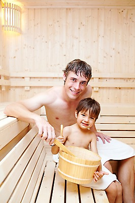 포토 JPG 서양인 외국인 해외기획촬영 라이프스타일 2011년태국 남자 행복 아들 어린이 포즈 의자 가족 모션 조명 실내 사랑 미소 웃음 들기 사람 앉기 소년 상반신 성인 두명 라이프 30대 수건 귀여움 자녀 아빠 물통 즐거움 바가지 사우나 사우나실 남자만 국내포토 감정 가구 컨셉 관계 표정 인종 내부 생활 장년 위생용품 파일형식