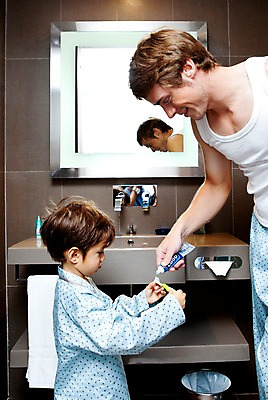 포토 JPG 서양인 외국인 해외기획촬영 라이프스타일 2011년태국 남자 행복 아들 어린이 포즈 가족 함께함 실내 사랑 서기 웃음 들기 사람 소년 상반신 성인 두명 라이프 30대 수건 귀여움 거울 잠옷 욕실 양치 자녀 도움 아빠 칫솔 세면대 수도꼭지 화장실 치약 남자만 국내포토 옷 감정 컨셉 관계 모션 표정 인종 내부 생활 장년 위생용품 청결 파일형식