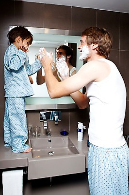 포토 JPG 전신 서양인 외국인 해외기획촬영 라이프스타일 2011년태국 남자 행복 아들 어린이 포즈 장난 가족 함께함 실내 사랑 서기 웃음 사람 소년 상반신 성인 두명 라이프 30대 귀여움 거울 잠옷 욕실 자녀 도움 아빠 세면대 수도꼭지 화장실 면도 면도크림 남자만 국내포토 옷 감정 컨셉 관계 모션 표정 인종 내부 생활 장년 위생용품 파일형식