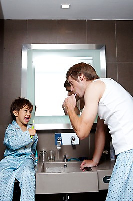 포토 JPG 서양인 외국인 해외기획촬영 라이프스타일 2011년태국 남자 행복 아들 어린이 포즈 가족 함께함 실내 사랑 서기 들기 사람 소년 상반신 성인 두명 라이프 30대 귀여움 거울 잠옷 욕실 양치 자녀 도움 아빠 칫솔 세면대 수도꼭지 화장실 남자만 국내포토 옷 감정 컨셉 관계 모션 인종 내부 생활 장년 위생용품 청결 파일형식