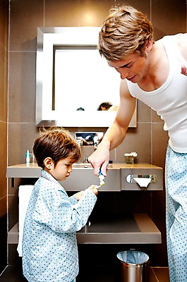 포토 JPG 서양인 외국인 해외기획촬영 라이프스타일 2011년태국 남자 행복 아들 어린이 포즈 가족 실내 사랑 서기 들기 사람 소년 상반신 성인 두명 라이프 30대 귀여움 거울 잠옷 욕실 양치 자녀 아빠 칫솔 세면대 수도꼭지 화장실 치약 남자만 국내포토 옷 감정 컨셉 관계 모션 인종 내부 생활 장년 위생용품 청결 파일형식