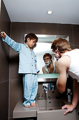 포토 JPG 전신 서양인 외국인 해외기획촬영 라이프스타일 2011년태국 남자 행복 아들 어린이 포즈 가족 함께함 실내 사랑 서기 들기 사람 소년 상반신 성인 두명 라이프 물 30대 귀여움 거울 잠옷 욕실 자녀 도움 아빠 세면대 수도꼭지 화장실 면도 면도기 면도크림 남자만 국내포토 자연요소 옷 감정 컨셉 관계 모션 인종 내부 생활 장년 위생용품 파일형식