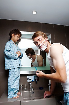 포토 JPG 전신 서양인 외국인 해외기획촬영 라이프스타일 2011년태국 남자 행복 아들 어린이 포즈 가족 함께함 실내 사랑 서기 사람 소년 상반신 성인 두명 라이프 물 30대 귀여움 거울 잠옷 욕실 자녀 도움 아빠 세면대 수도꼭지 화장실 면도 면도기 면도크림 남자만 국내포토 자연요소 옷 감정 컨셉 관계 모션 인종 내부 생활 장년 위생용품 파일형식