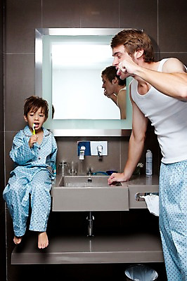 포토 JPG 전신 서양인 외국인 해외기획촬영 라이프스타일 2011년태국 남자 행복 아들 어린이 포즈 가족 함께함 실내 사랑 서기 들기 사람 앉기 소년 상반신 성인 두명 라이프 30대 귀여움 잠옷 욕실 양치 자녀 도움 아빠 칫솔 세면대 수도꼭지 화장실 남자만 국내포토 옷 감정 컨셉 관계 모션 인종 내부 생활 장년 위생용품 청결 파일형식