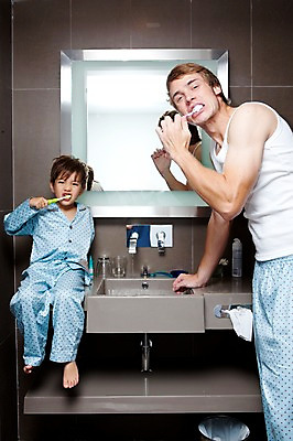 포토 JPG 전신 서양인 외국인 해외기획촬영 라이프스타일 2011년태국 남자 행복 아들 어린이 포즈 가족 함께함 실내 사랑 서기 들기 사람 앉기 소년 상반신 성인 두명 라이프 30대 귀여움 잠옷 욕실 양치 자녀 도움 아빠 칫솔 세면대 수도꼭지 화장실 남자만 국내포토 옷 감정 컨셉 관계 모션 인종 내부 생활 장년 위생용품 청결 파일형식