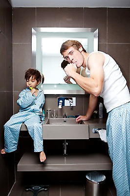 포토 JPG 전신 서양인 외국인 해외기획촬영 라이프스타일 2011년태국 남자 행복 아들 어린이 포즈 가족 실내 사랑 서기 들기 사람 앉기 소년 상반신 성인 두명 라이프 30대 귀여움 잠옷 욕실 양치 자녀 아빠 칫솔 세면대 수도꼭지 화장실 남자만 국내포토 옷 감정 컨셉 관계 모션 인종 내부 생활 장년 위생용품 청결 파일형식