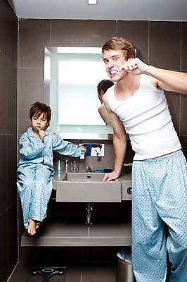 포토 JPG 전신 서양인 외국인 해외기획촬영 라이프스타일 2011년태국 남자 행복 아들 어린이 포즈 가족 함께함 실내 사랑 서기 들기 사람 앉기 소년 상반신 성인 두명 라이프 30대 귀여움 잠옷 욕실 양치 자녀 도움 아빠 칫솔 세면대 수도꼭지 화장실 남자만 국내포토 옷 감정 컨셉 관계 모션 인종 내부 생활 장년 위생용품 청결 파일형식